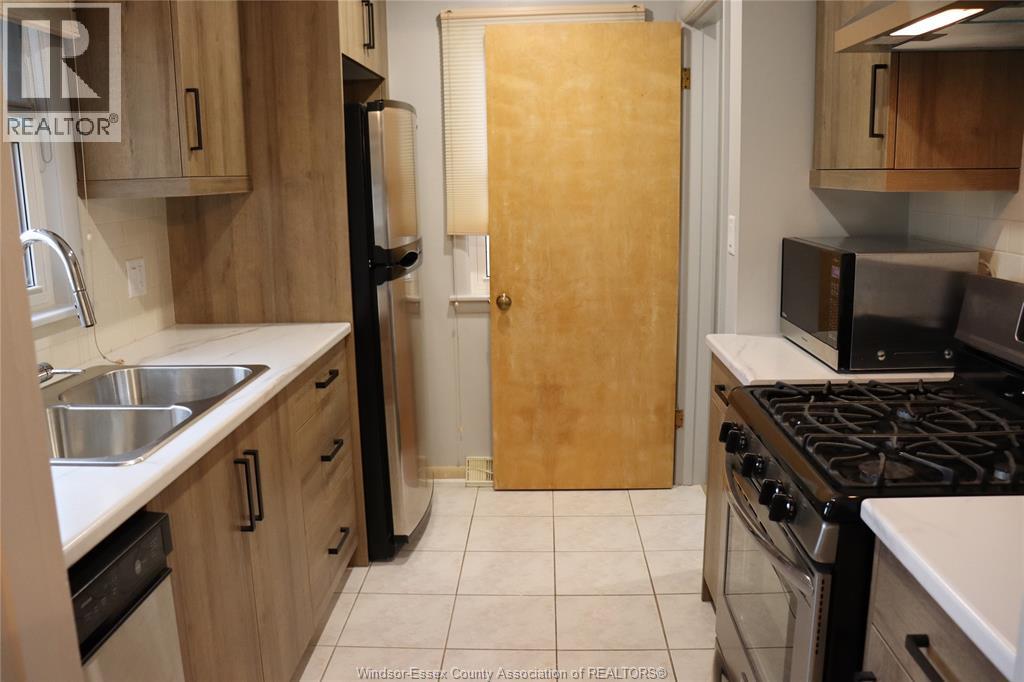 3820 Karen Street, Windsor, Ontario  N9G 1R2 - Photo 3 - 26000820