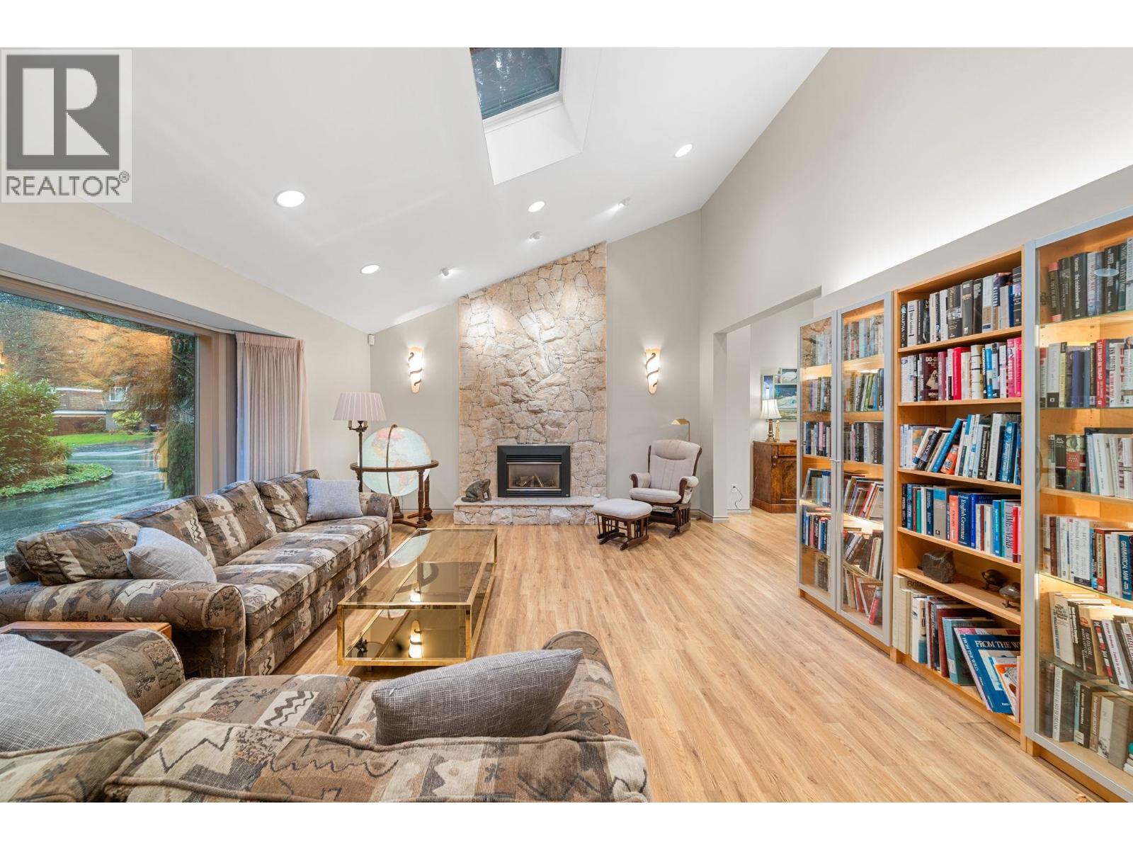 1200 Hilary Place, North Vancouver, British Columbia  V7J 3N6 - Photo 3 - R3078270