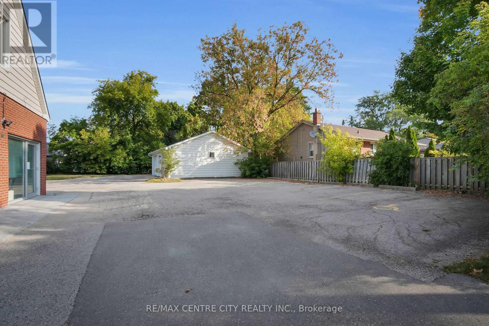 302 Wellington Road, London South, Ontario  N6C 4N9 - Photo 4 - X12688486