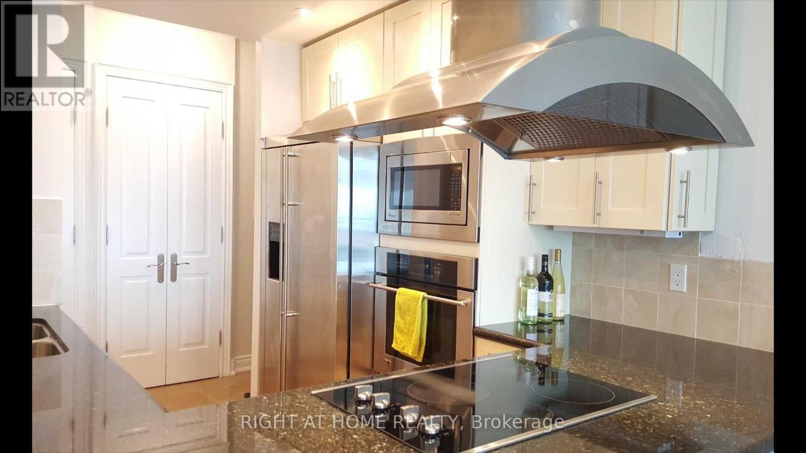 4203 - 761 Bay Street, Toronto, Ontario  M5G 2R2 - Photo 2 - C12688432