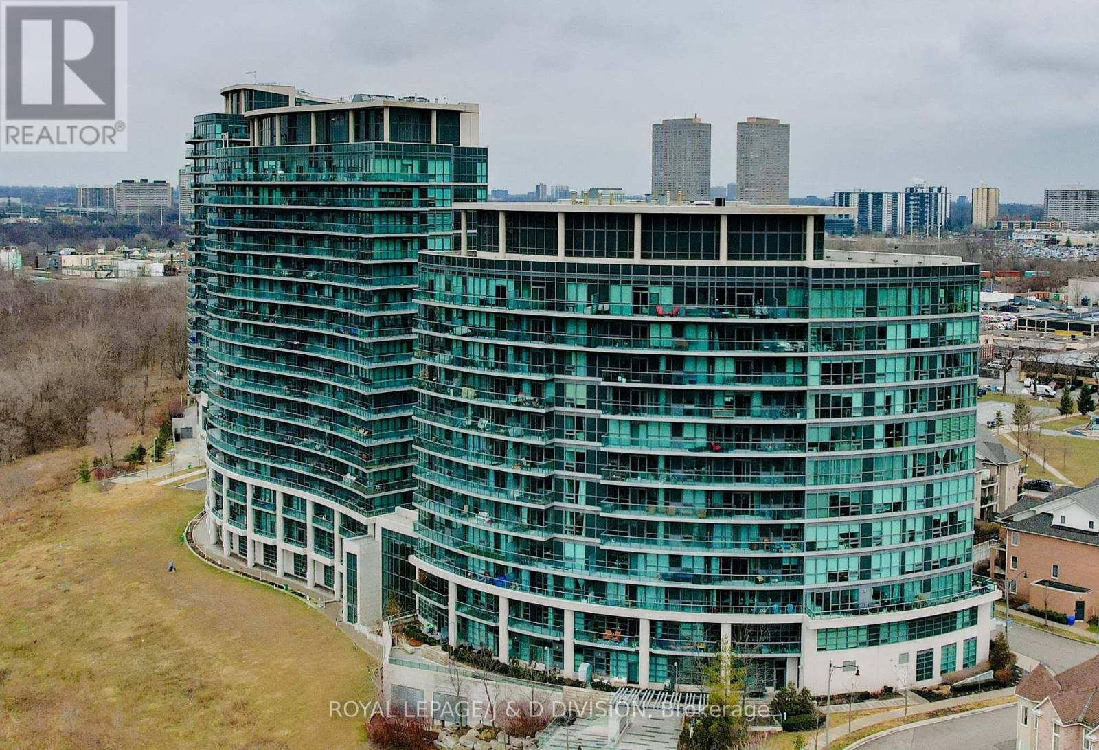 824 - 35 Brian Peck Crescent, Toronto, Ontario  M4G 0A5 - Photo 1 - C12688454