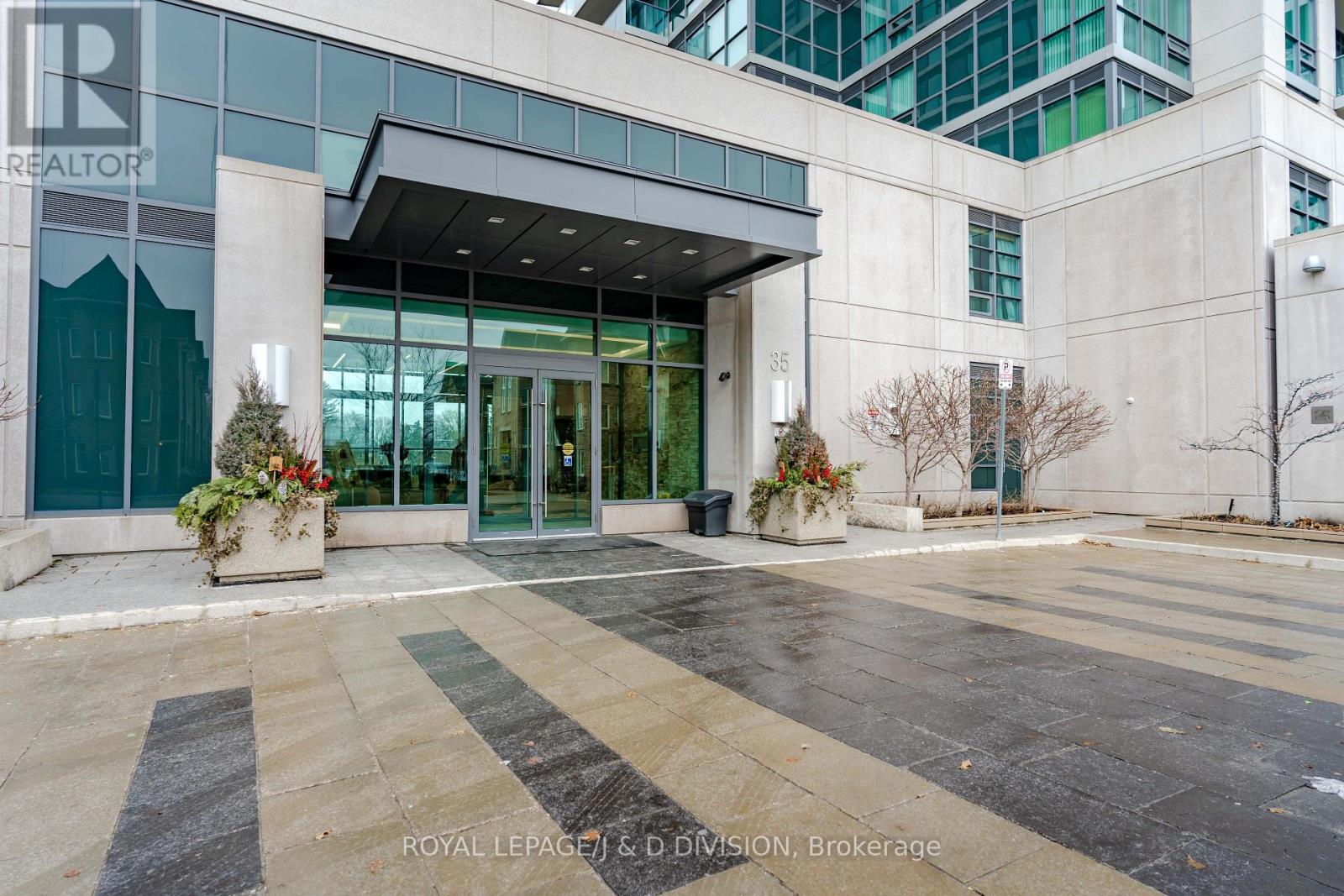 824 - 35 Brian Peck Crescent, Toronto, Ontario  M4G 0A5 - Photo 3 - C12688454