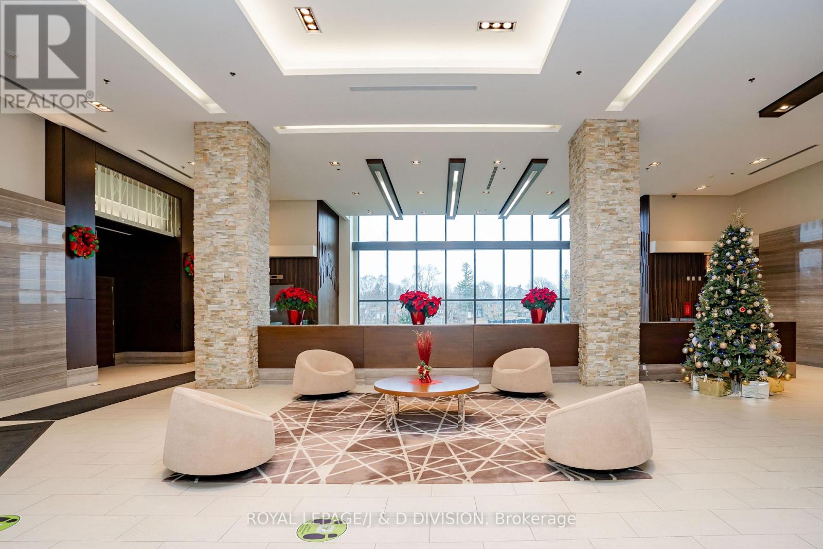 824 - 35 Brian Peck Crescent, Toronto, Ontario  M4G 0A5 - Photo 4 - C12688454