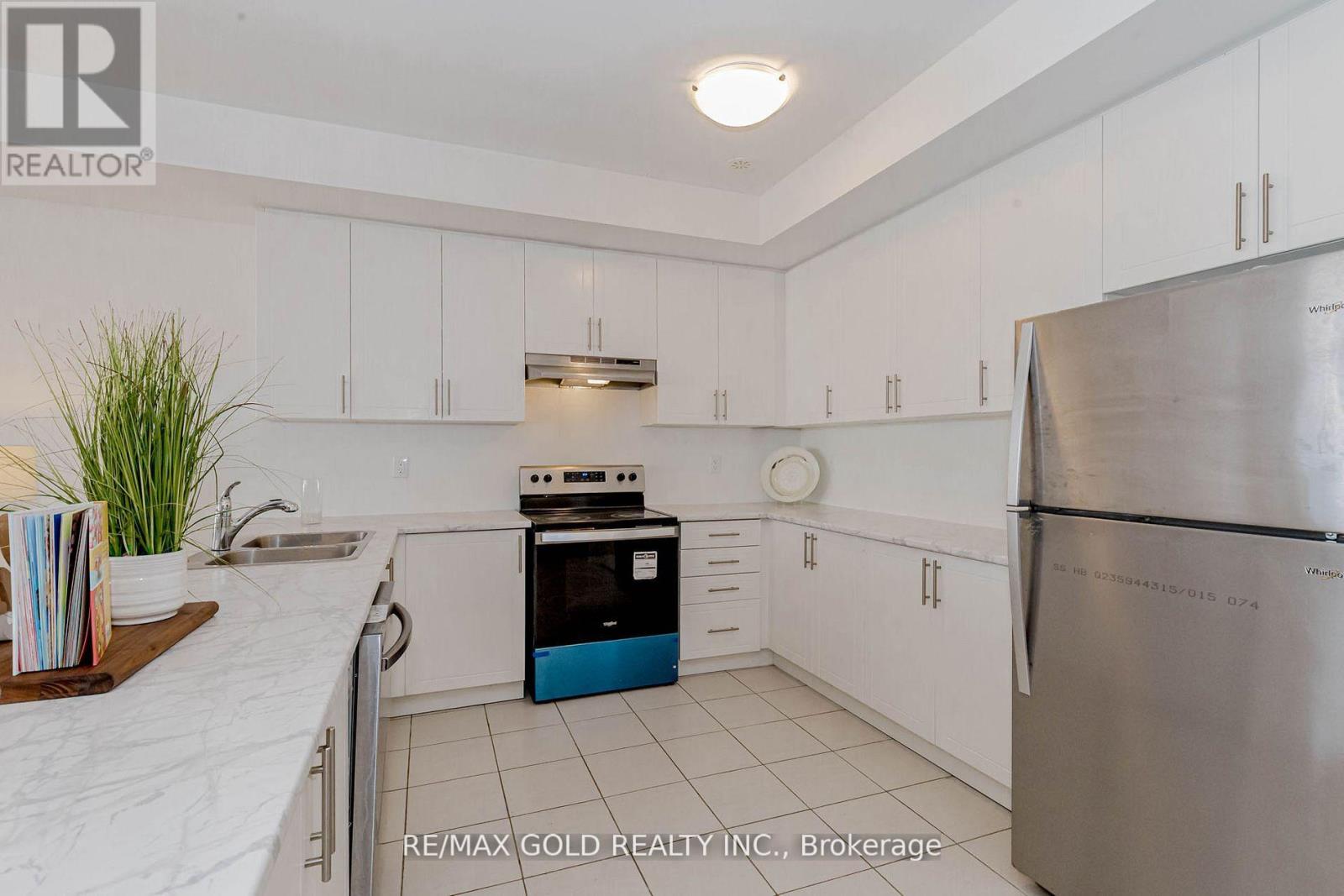 15 Tiveron Avenue, Caledon, Ontario  L7C 4L4 - Photo 9 - W12688424