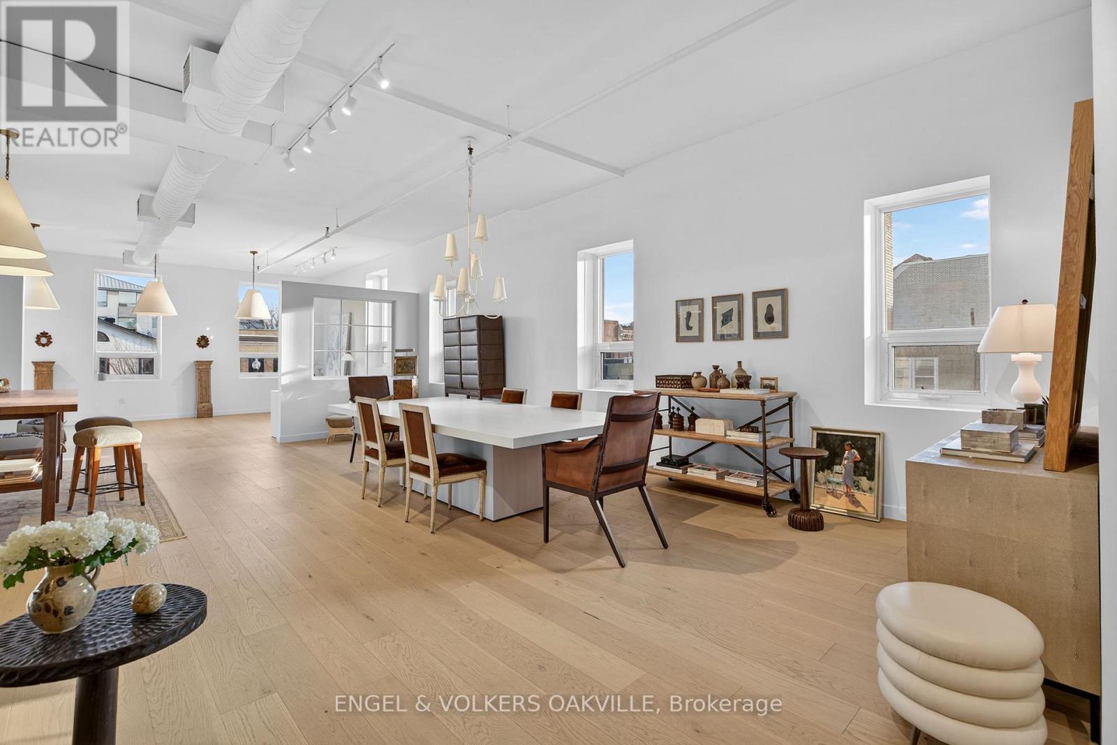 200 - 145 Lakeshore Road E, Oakville, Ontario  L6J 1H3 - Photo 18 - W12688490