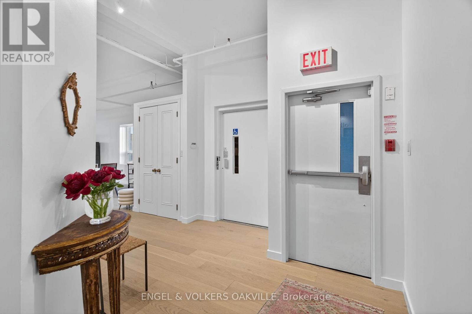 200 - 145 Lakeshore Road E, Oakville, Ontario  L6J 1H3 - Photo 4 - W12688490