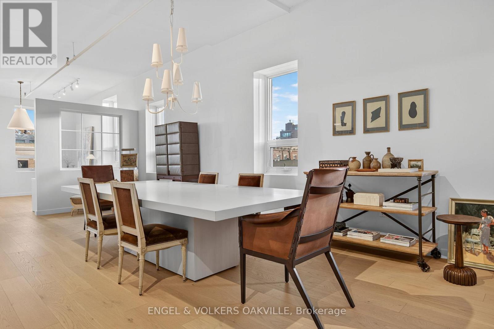 200 - 145 Lakeshore Road E, Oakville, Ontario  L6J 1H3 - Photo 6 - W12688490