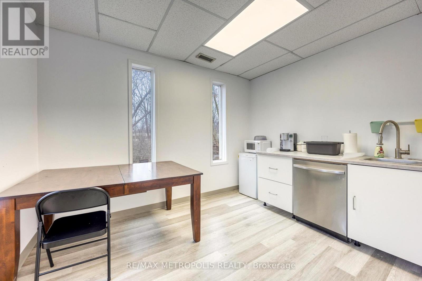 142 Kendall Street, Point Edward, Ontario  N7V 4G5 - Photo 5 - X12688308