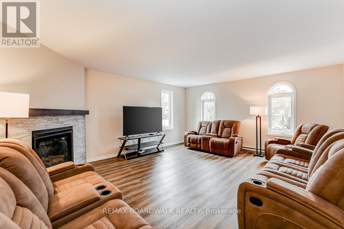 39 Inwood Drive, Ottawa, Ontario  K2M 1Z3 - Photo 21 - X12536212