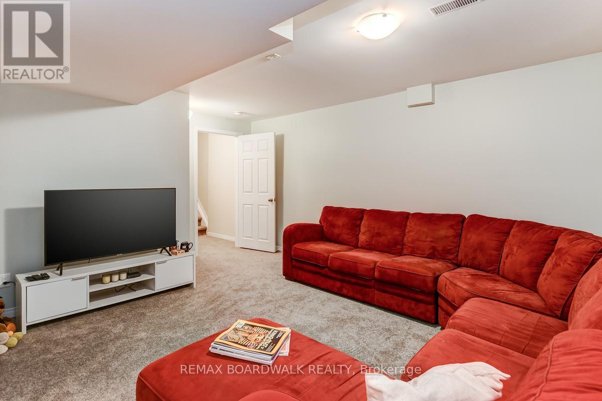 39 Inwood Drive, Ottawa, Ontario  K2M 1Z3 - Photo 34 - X12536212