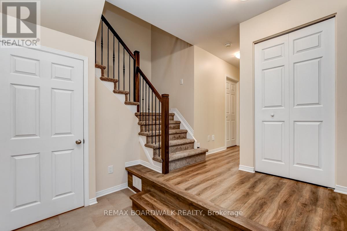 39 Inwood Drive, Ottawa, Ontario  K2M 1Z3 - Photo 5 - X12536212