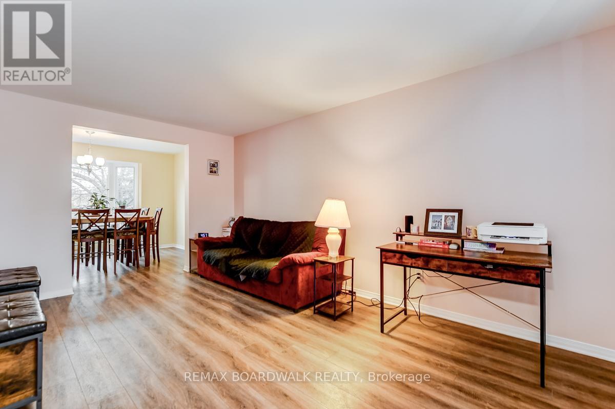 39 Inwood Drive, Ottawa, Ontario  K2M 1Z3 - Photo 7 - X12536212