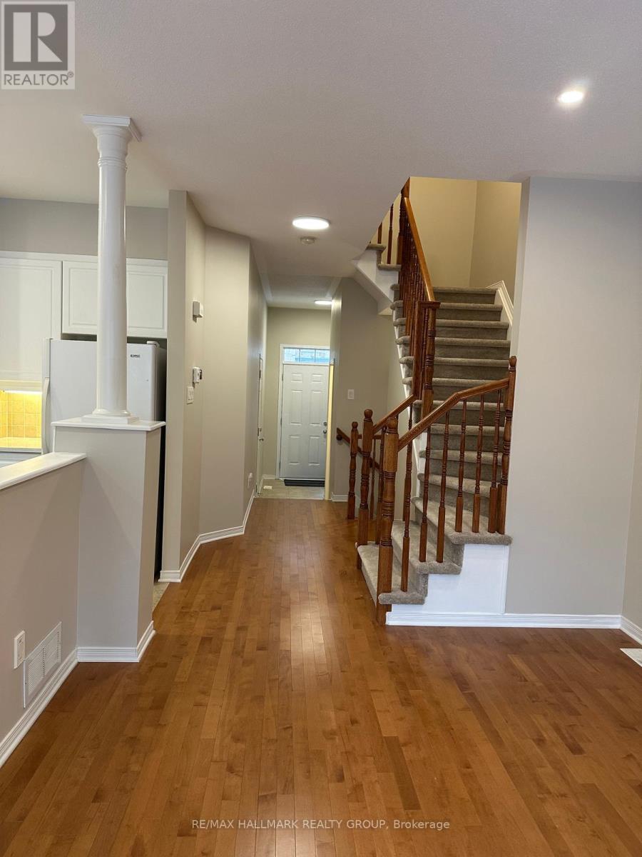 252 Badgeley Avenue, Ottawa, Ontario  K2T 0A7 - Photo 2 - X12688582