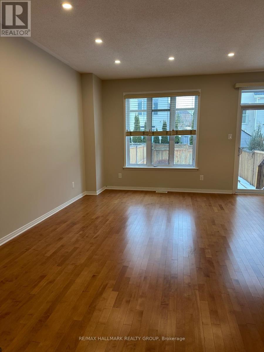 252 Badgeley Avenue, Ottawa, Ontario  K2T 0A7 - Photo 3 - X12688582