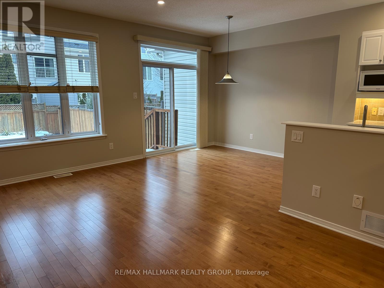 252 Badgeley Avenue, Ottawa, Ontario  K2T 0A7 - Photo 4 - X12688582