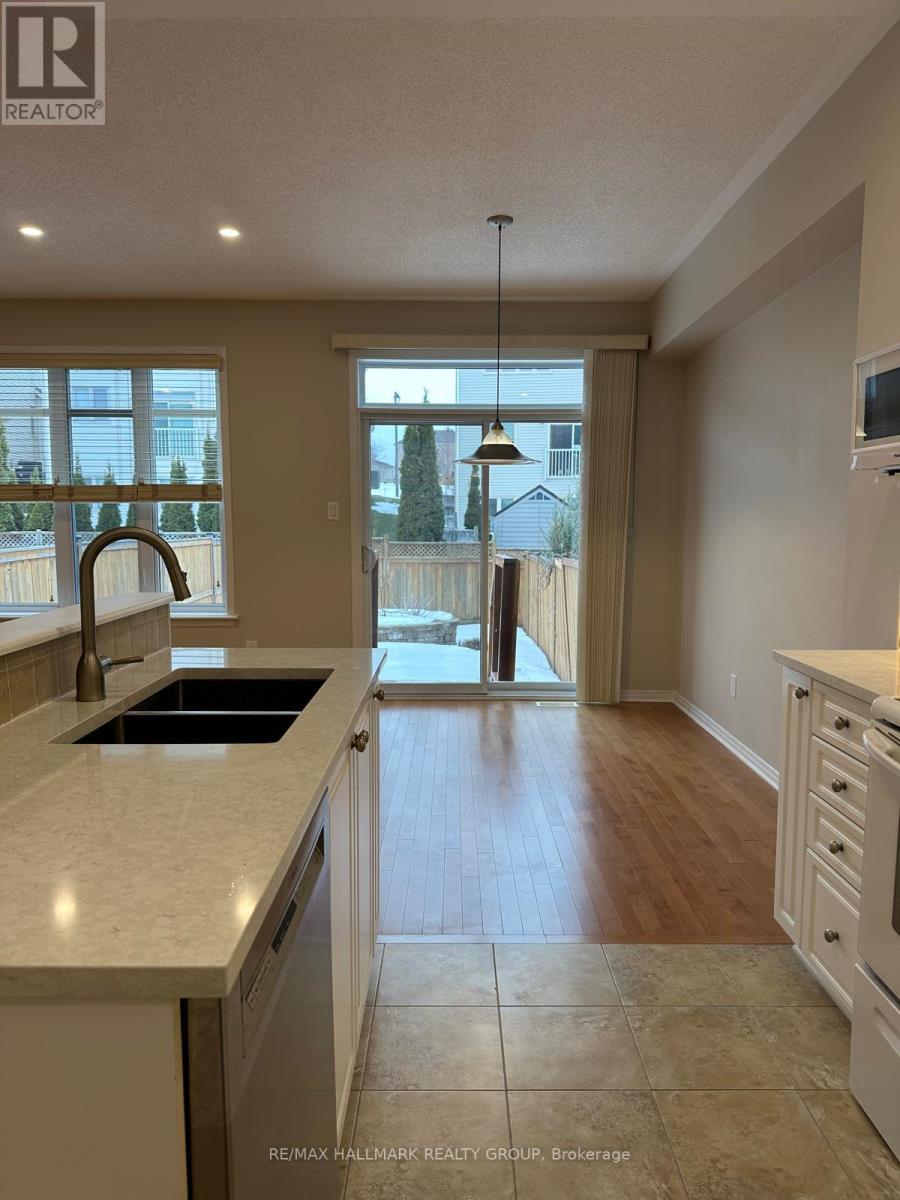 252 Badgeley Avenue, Ottawa, Ontario  K2T 0A7 - Photo 5 - X12688582