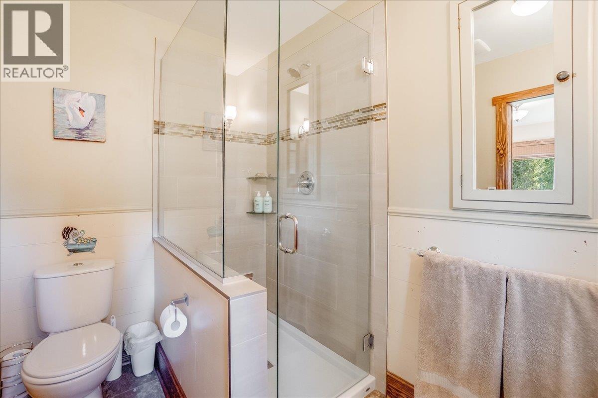 3371 Highway 3b, Fruitvale, British Columbia  V0G 1L1 - Photo 12 - 10372232