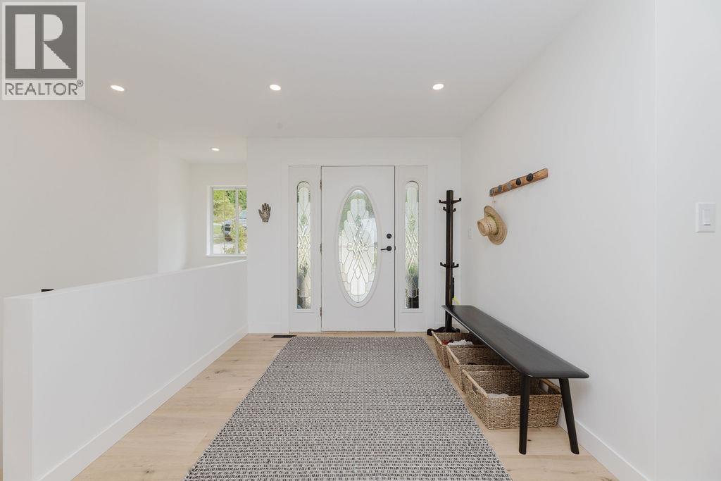 341 Harry Road, Gibsons, British Columbia  V0N 1V5 - Photo 3 - R3078371