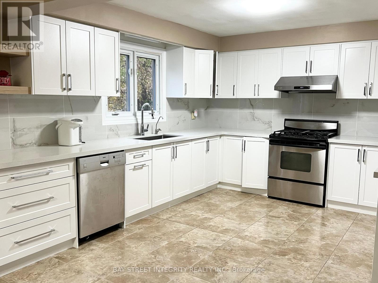 61 Morbank Drive, Toronto, Ontario  M1V 2M1 - Photo 4 - E12688620