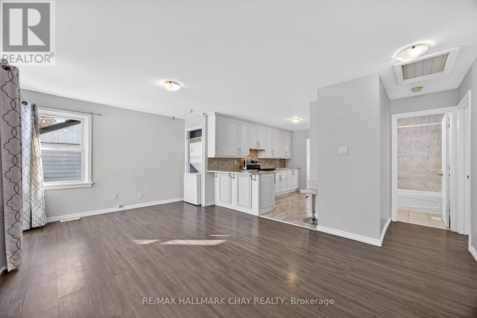 8 Newton Street, Barrie, Ontario  L4M 3N3 - Photo 2 - S12688574