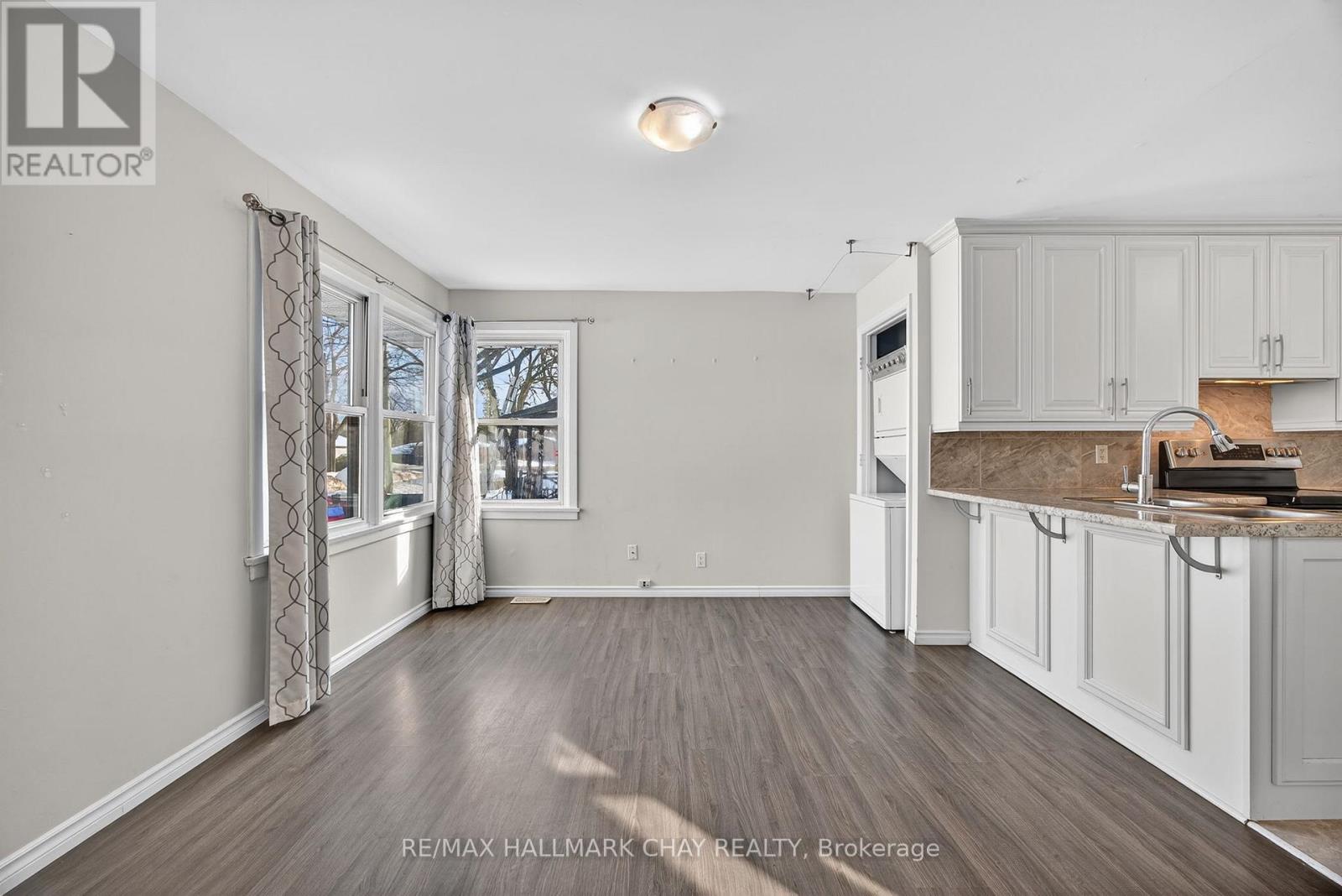 8 Newton Street, Barrie, Ontario  L4M 3N3 - Photo 3 - S12688574