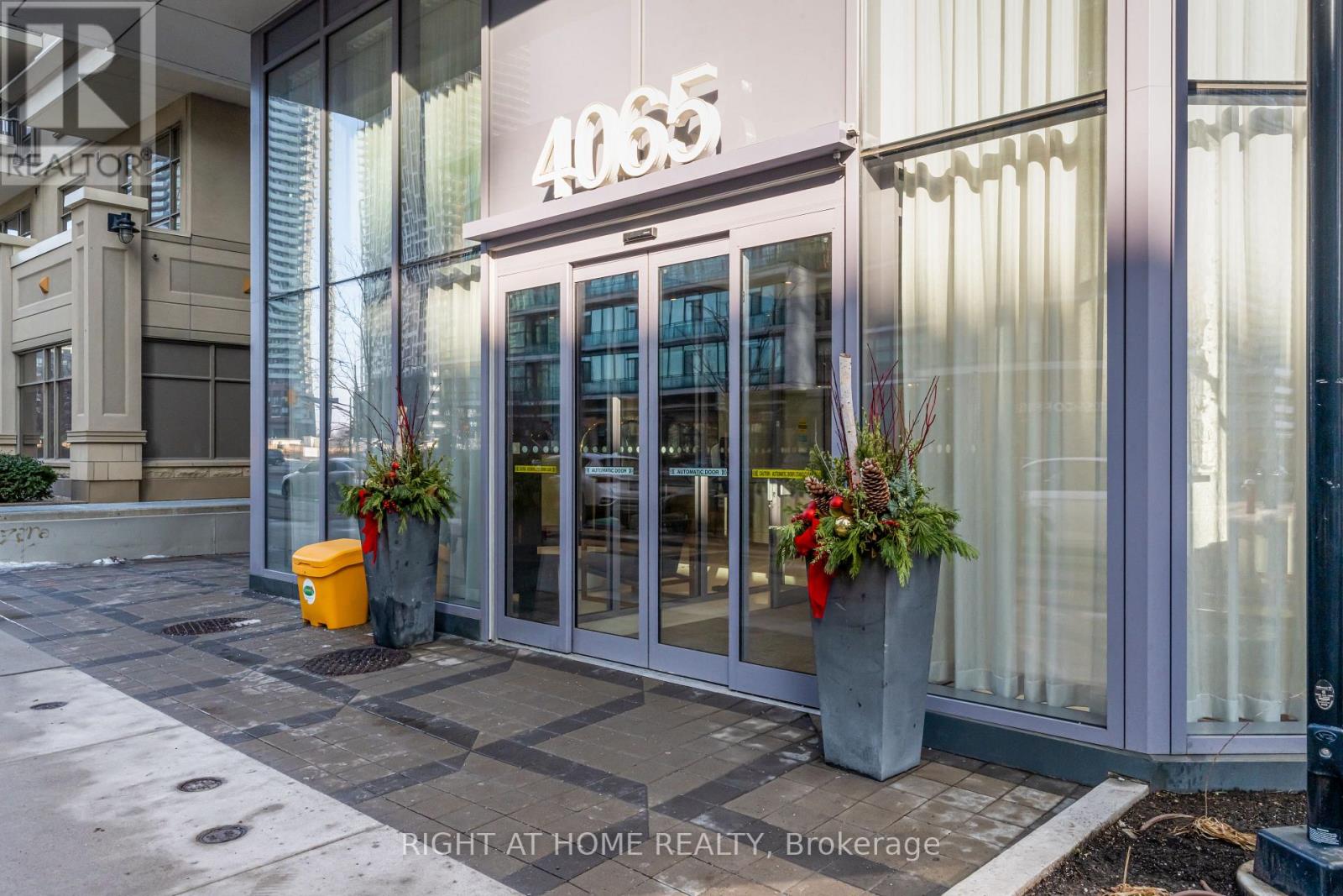 2811 - 4065 Confederation Parkway, Mississauga, Ontario  L5B 0L4 - Photo 2 - W12688588