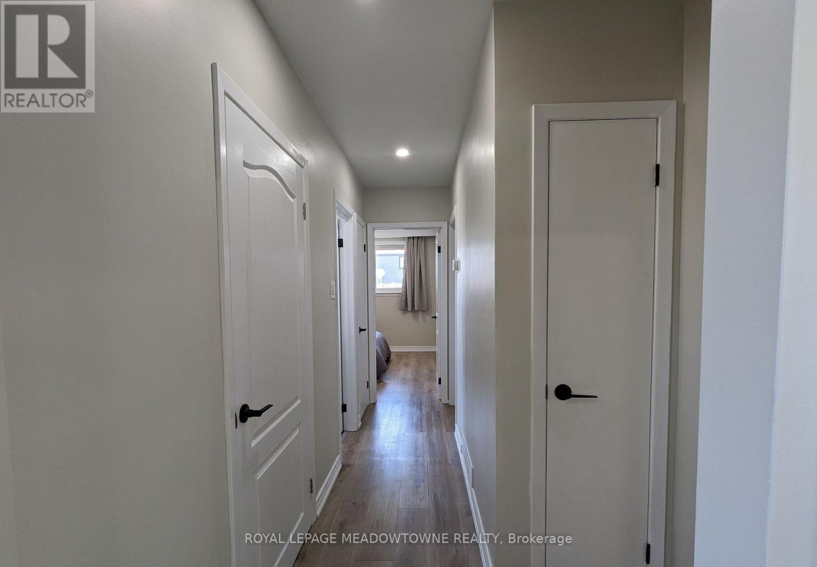 Upper - 240 Wellesworth Drive, Toronto, Ontario  M9C 4S6 - Photo 10 - W12688618