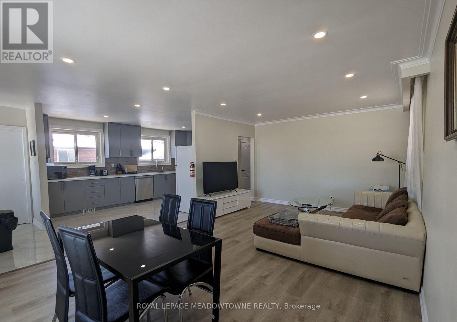 Upper - 240 Wellesworth Drive, Toronto, Ontario  M9C 4S6 - Photo 6 - W12688618