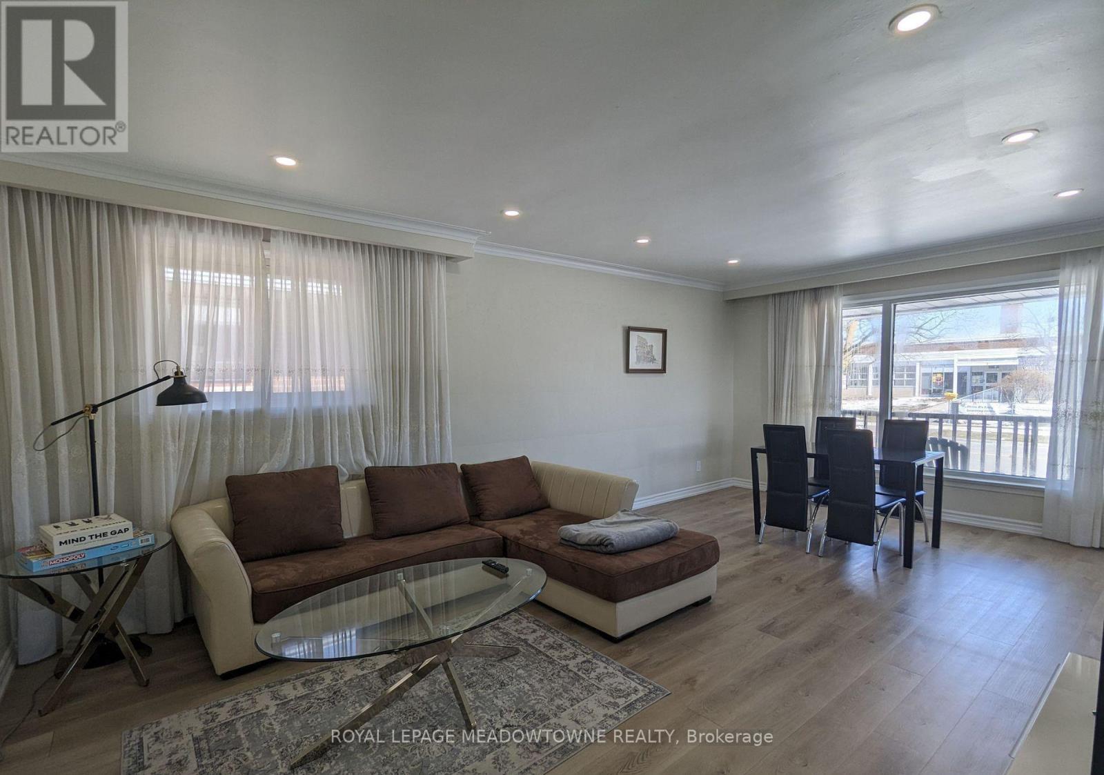 Upper - 240 Wellesworth Drive, Toronto, Ontario  M9C 4S6 - Photo 7 - W12688618