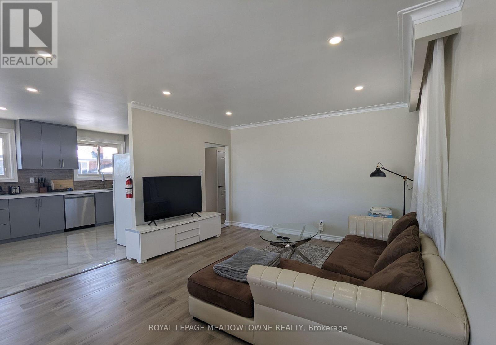 Upper - 240 Wellesworth Drive, Toronto, Ontario  M9C 4S6 - Photo 8 - W12688618