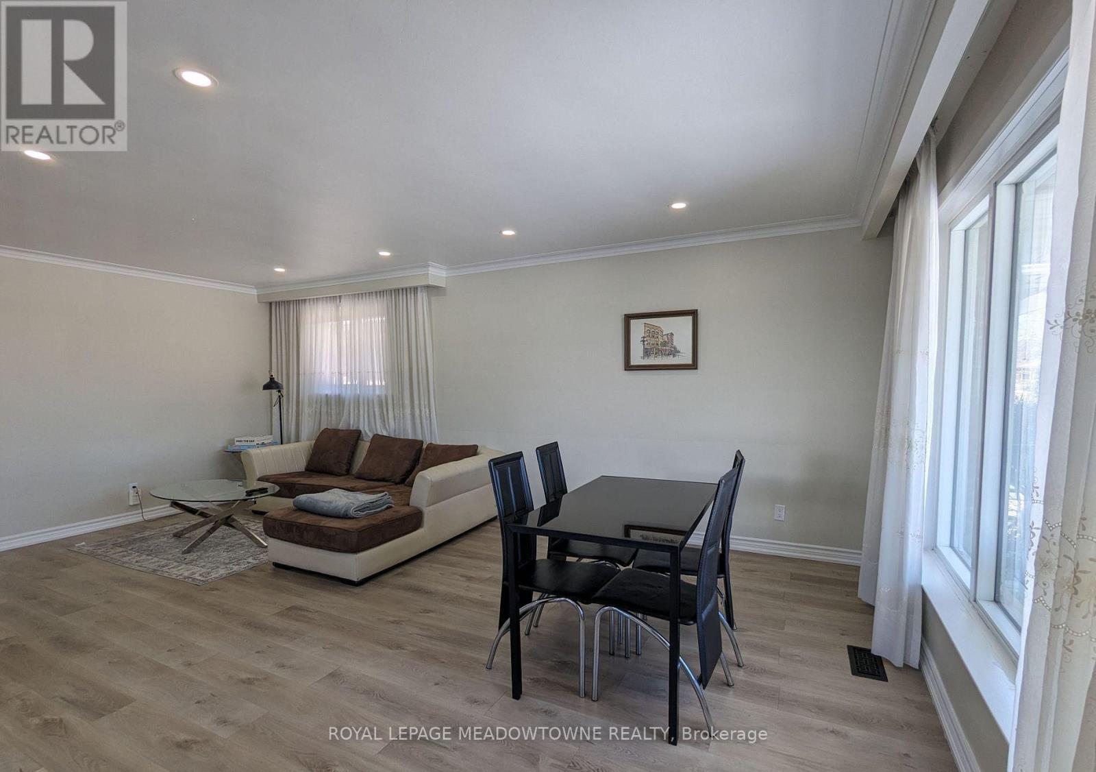 Upper - 240 Wellesworth Drive, Toronto, Ontario  M9C 4S6 - Photo 9 - W12688618