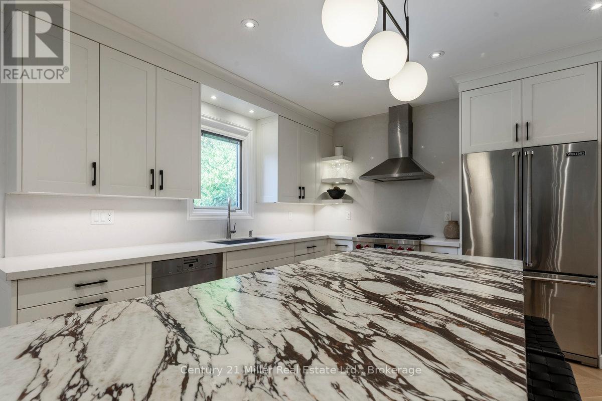 1031 Masters Green, Oakville, Ontario  L6M 2N8 - Photo 9 - W12688792