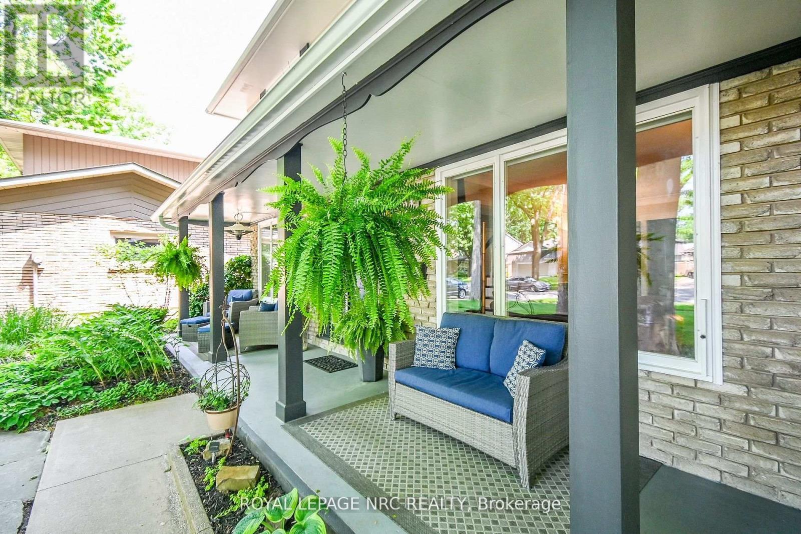 7077 Ridgewood Crescent, Niagara Falls, Ontario  L2J 2C2 - Photo 4 - X12688744