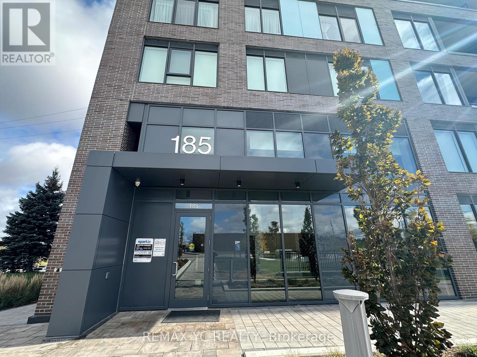 501 - 185 Deerfield Road, Newmarket, Ontario  L3Y 0G7 - Photo 2 - N12688692