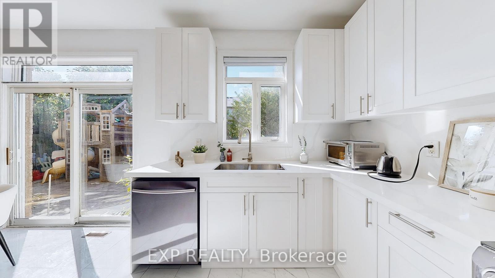 19 La Rocca Avenue, Vaughan, Ontario  L4H 2B6 - Photo 13 - N12688830