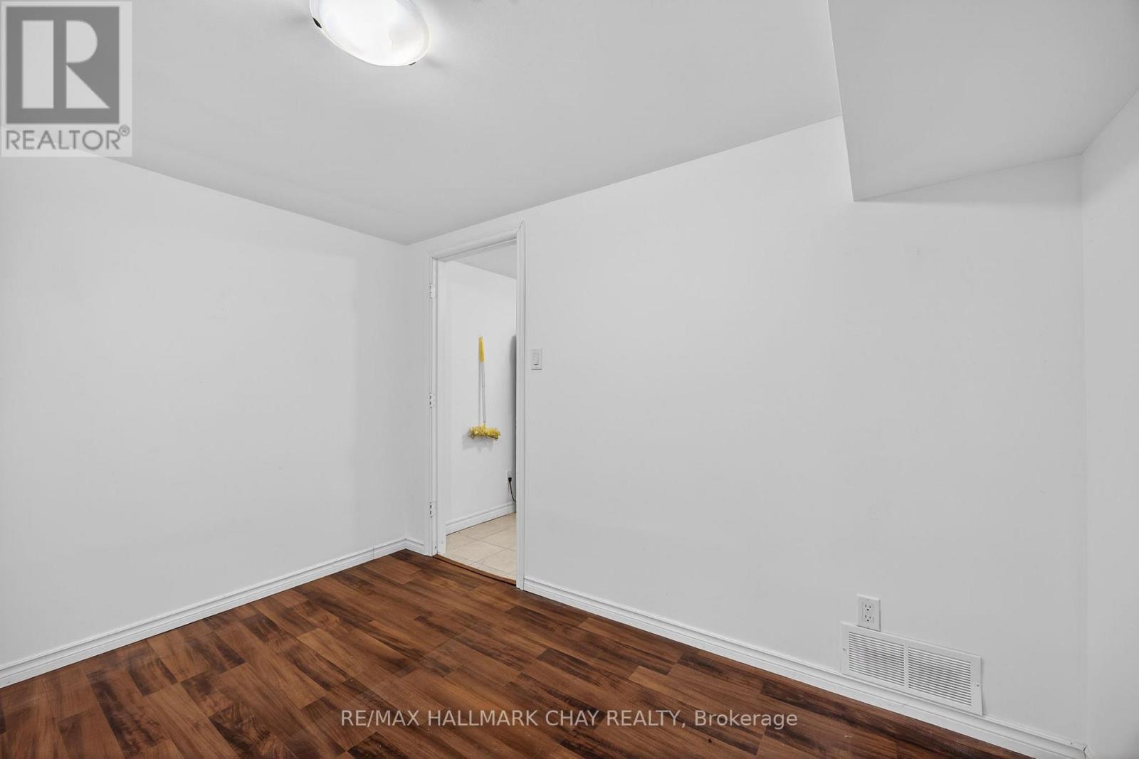 Lower Unit - 8 Newton Street, Barrie, Ontario  L4M 3N3 - Photo 10 - S12688884