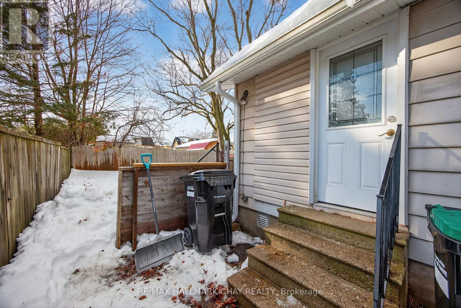 Lower Unit - 8 Newton Street, Barrie, Ontario  L4M 3N3 - Photo 2 - S12688884