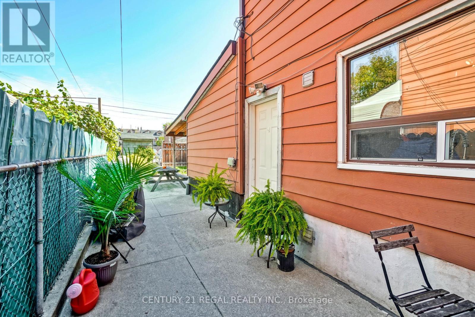 2 - 1309 Dufferin Street, Toronto, Ontario  M6H 4C2 - Photo 18 - W12679728