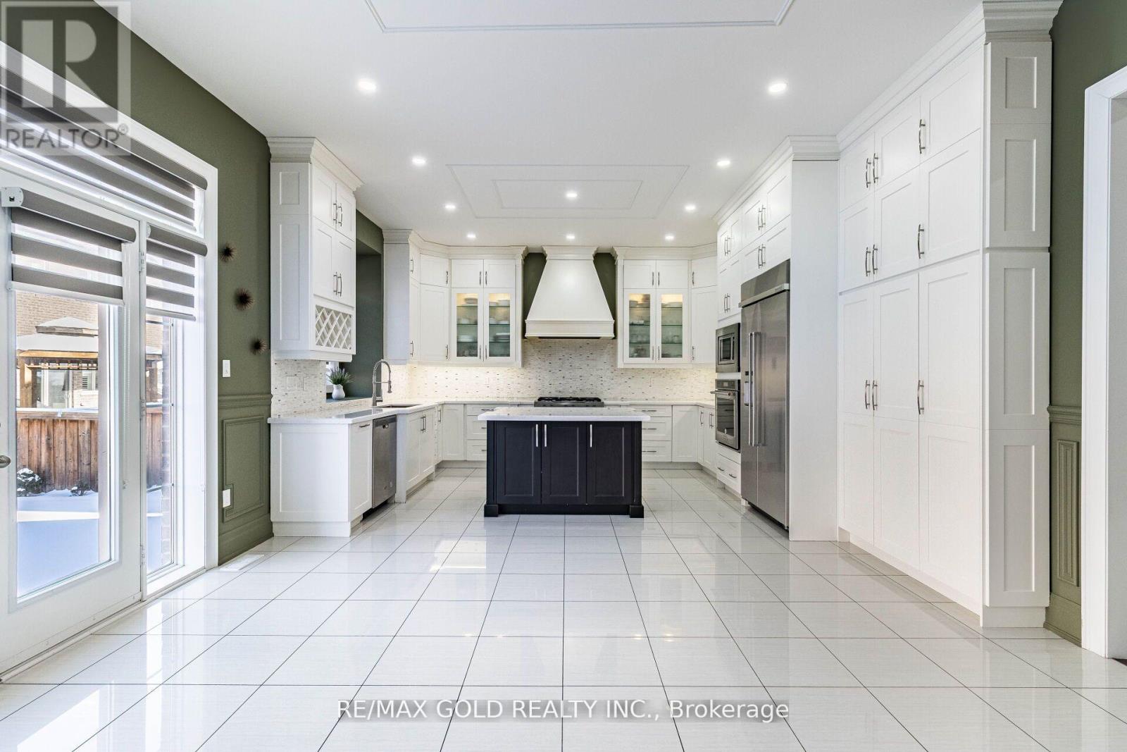 28 Cloverhaven Road, Brampton, Ontario  L6P 4E4 - Photo 16 - W12688788