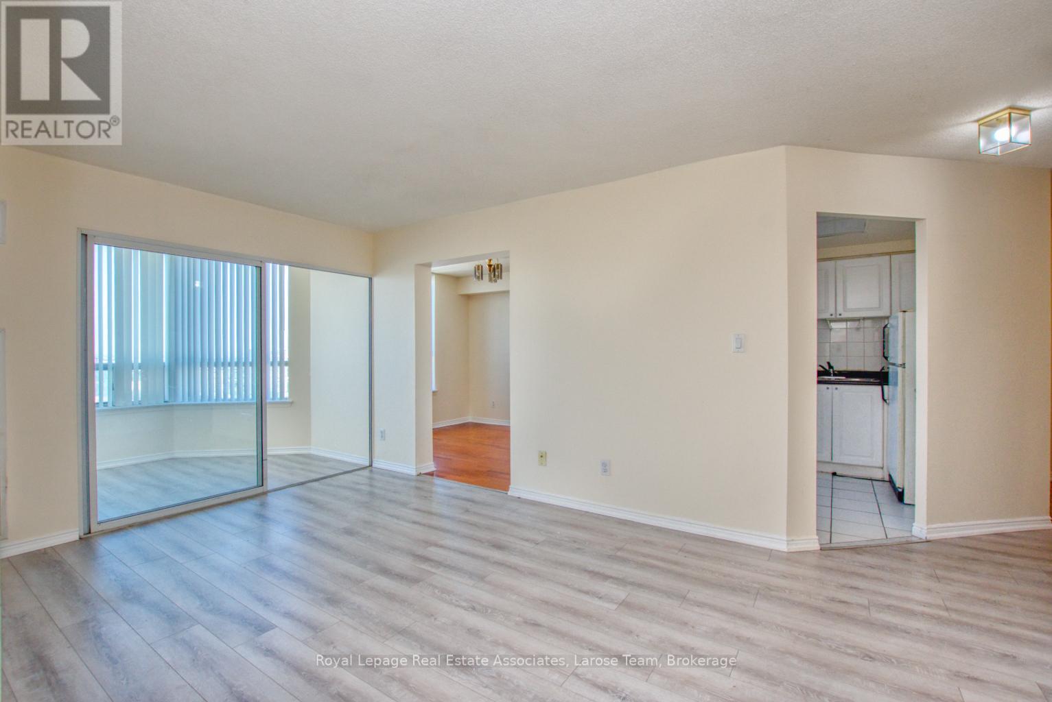 2212 - 135 Hillcrest Avenue, Mississauga, Ontario  L5B 4B1 - Photo 11 - W12688818