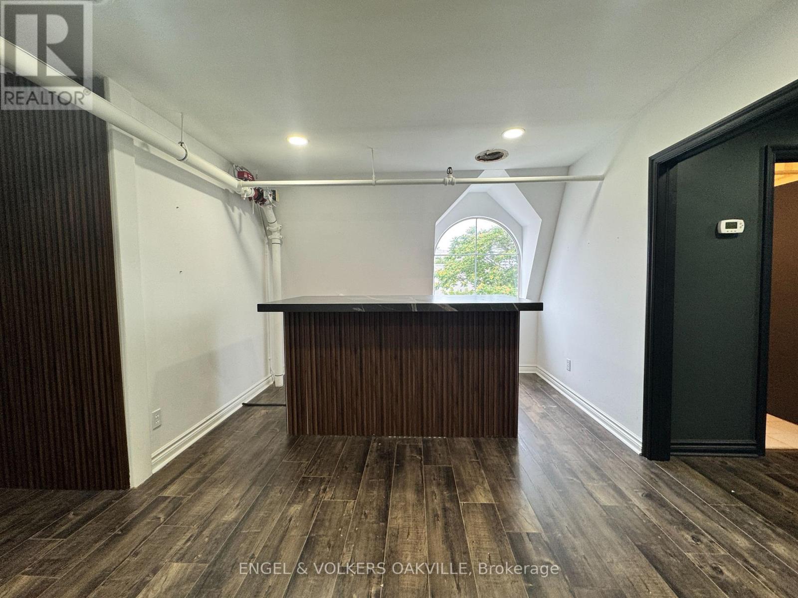 301 - 145 Lakeshore Road E, Oakville, Ontario  L6J 1H3 - Photo 10 - W12688836