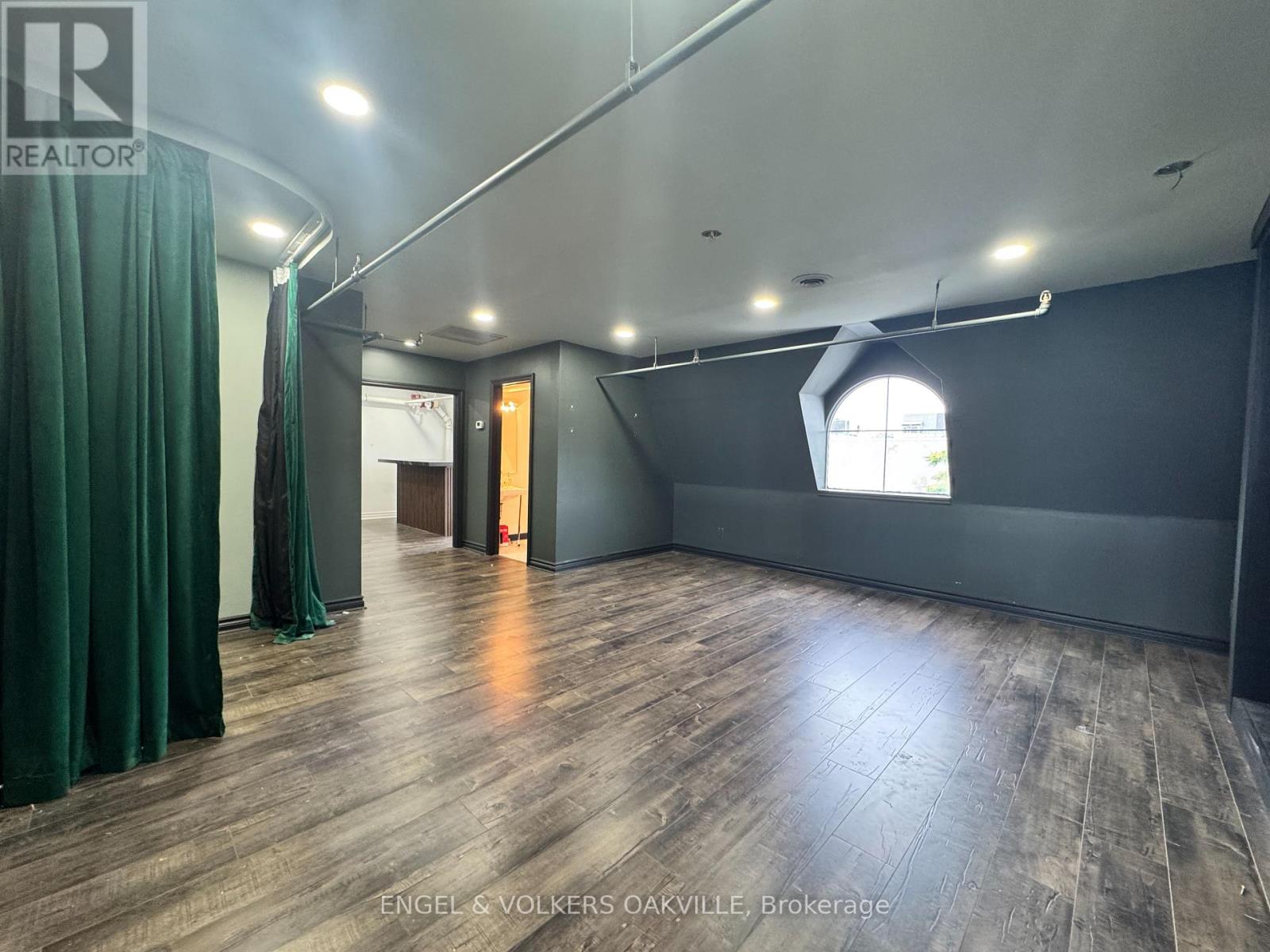 301 - 145 Lakeshore Road E, Oakville, Ontario  L6J 1H3 - Photo 5 - W12688836