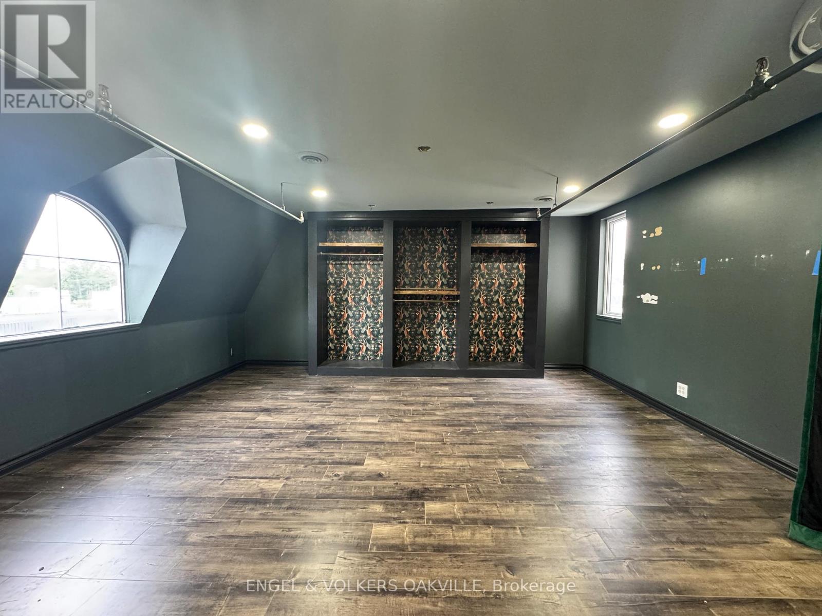 301 - 145 Lakeshore Road E, Oakville, Ontario  L6J 1H3 - Photo 8 - W12688836