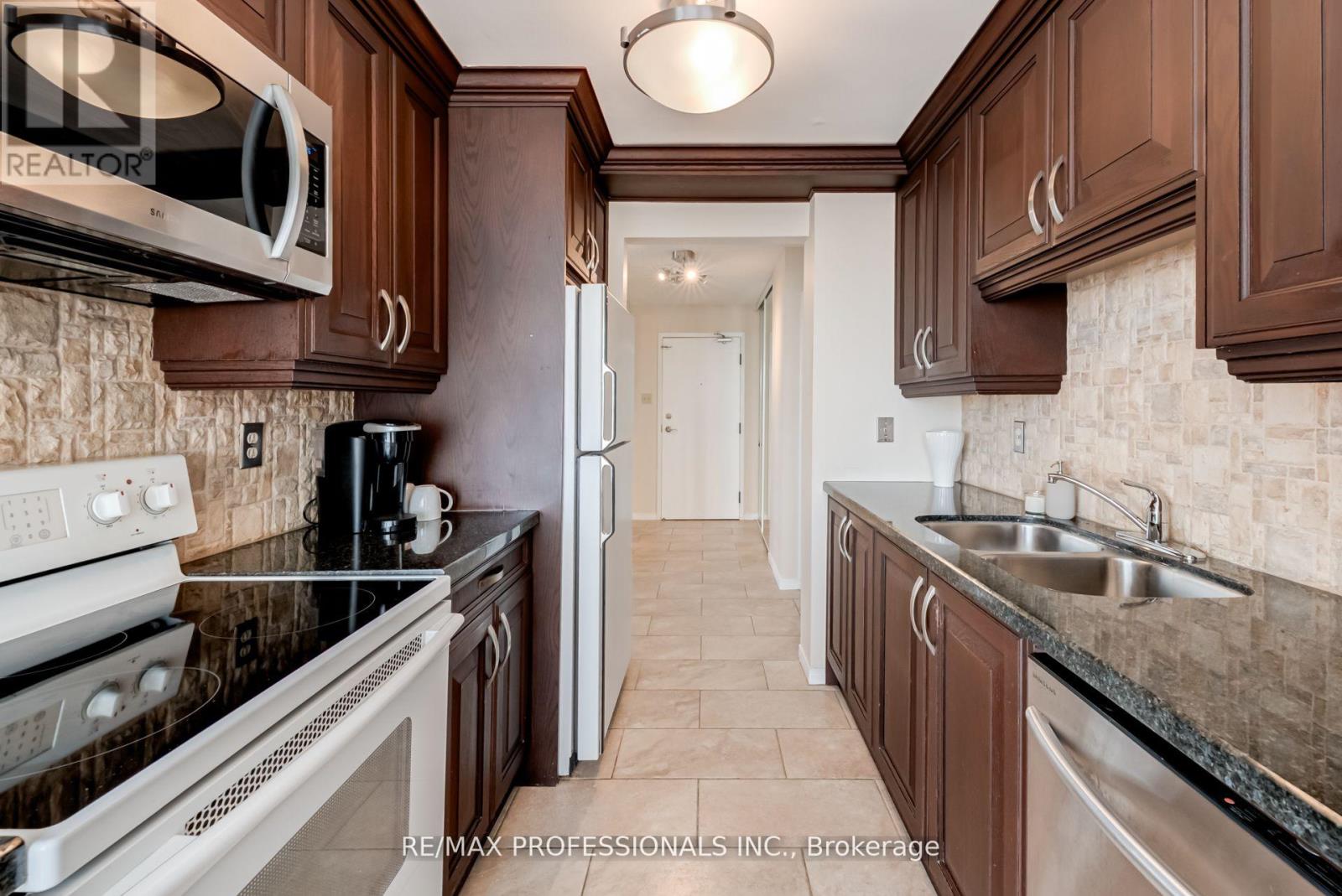 1703 - 700 Constellation Drive, Mississauga, Ontario  L5R 3G8 - Photo 10 - W12688868