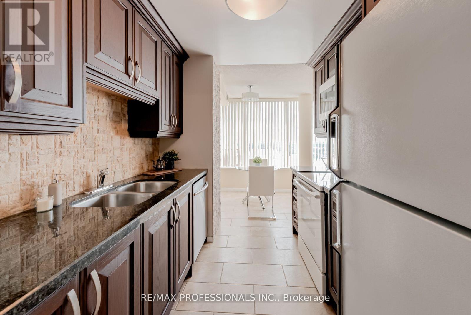 1703 - 700 Constellation Drive, Mississauga, Ontario  L5R 3G8 - Photo 12 - W12688868