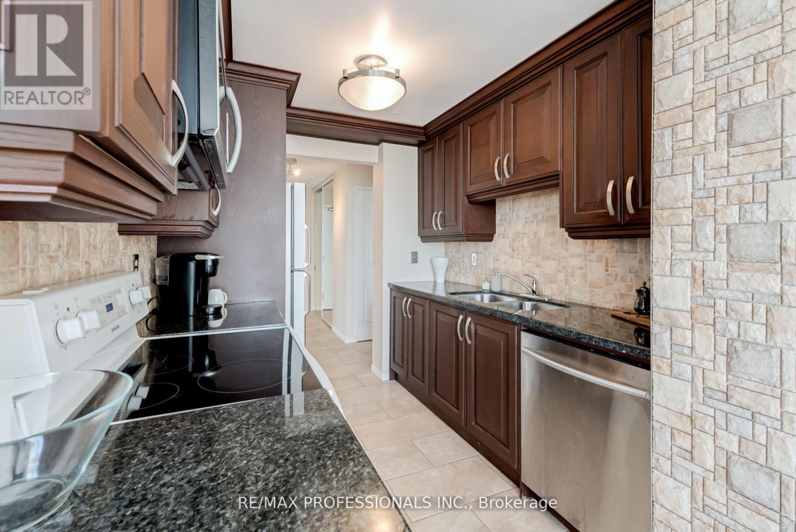 1703 - 700 Constellation Drive, Mississauga, Ontario  L5R 3G8 - Photo 9 - W12688868