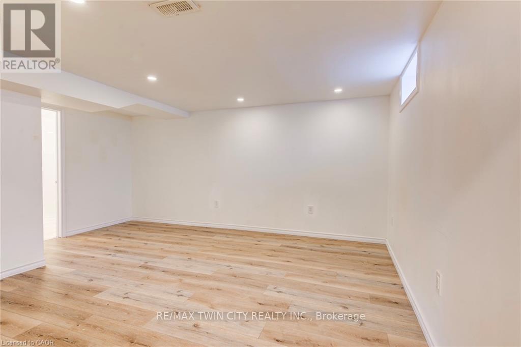 15 - 164 Jansen Avenue, Kitchener, Ontario  N2A 2L7 - Photo 28 - X12688644