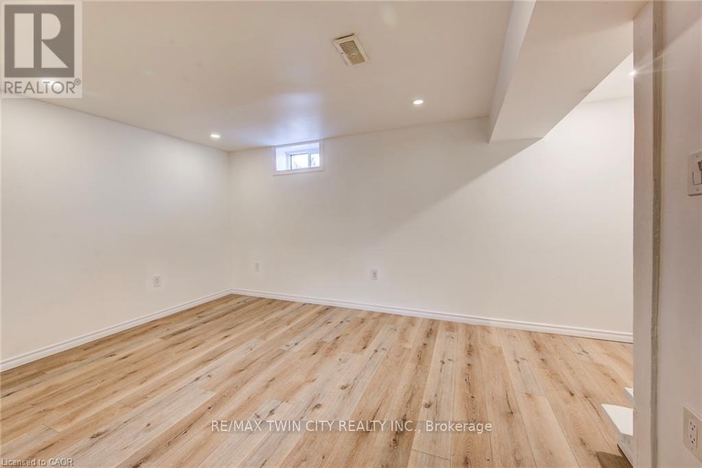 15 - 164 Jansen Avenue, Kitchener, Ontario  N2A 2L7 - Photo 29 - X12688644