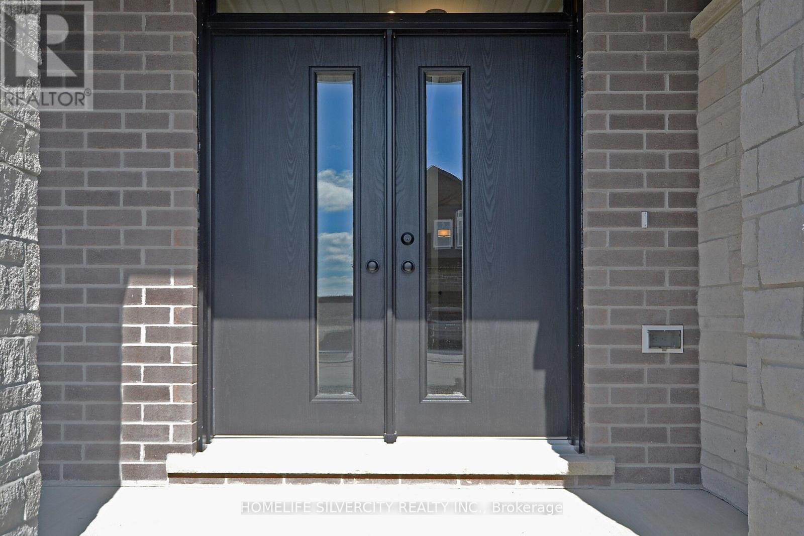 2 Montgomery Way, Ingersoll, Ontario  N5C 0E4 - Photo 2 - X12688862