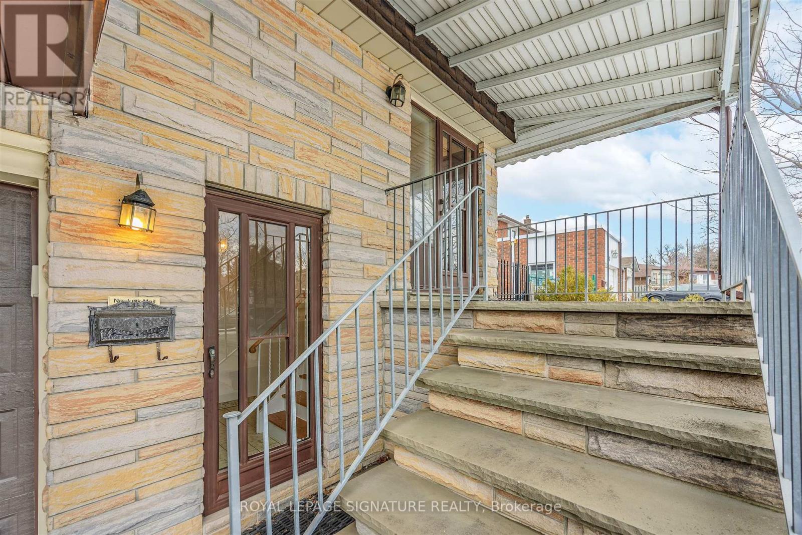 69 Keyworth Trail, Toronto, Ontario  M1S 2V2 - Photo 4 - E12688858